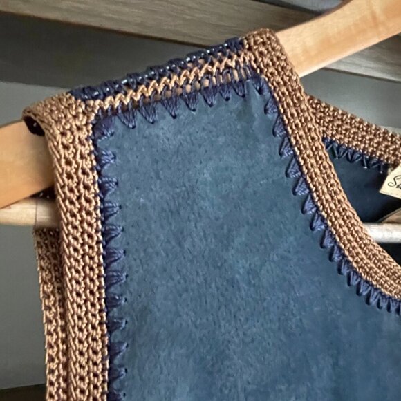 VINTAGE SUEDE ESSENTIALS LEATHER VEST FRINGE, SIZE MEDIUM - Picture 3 of 10